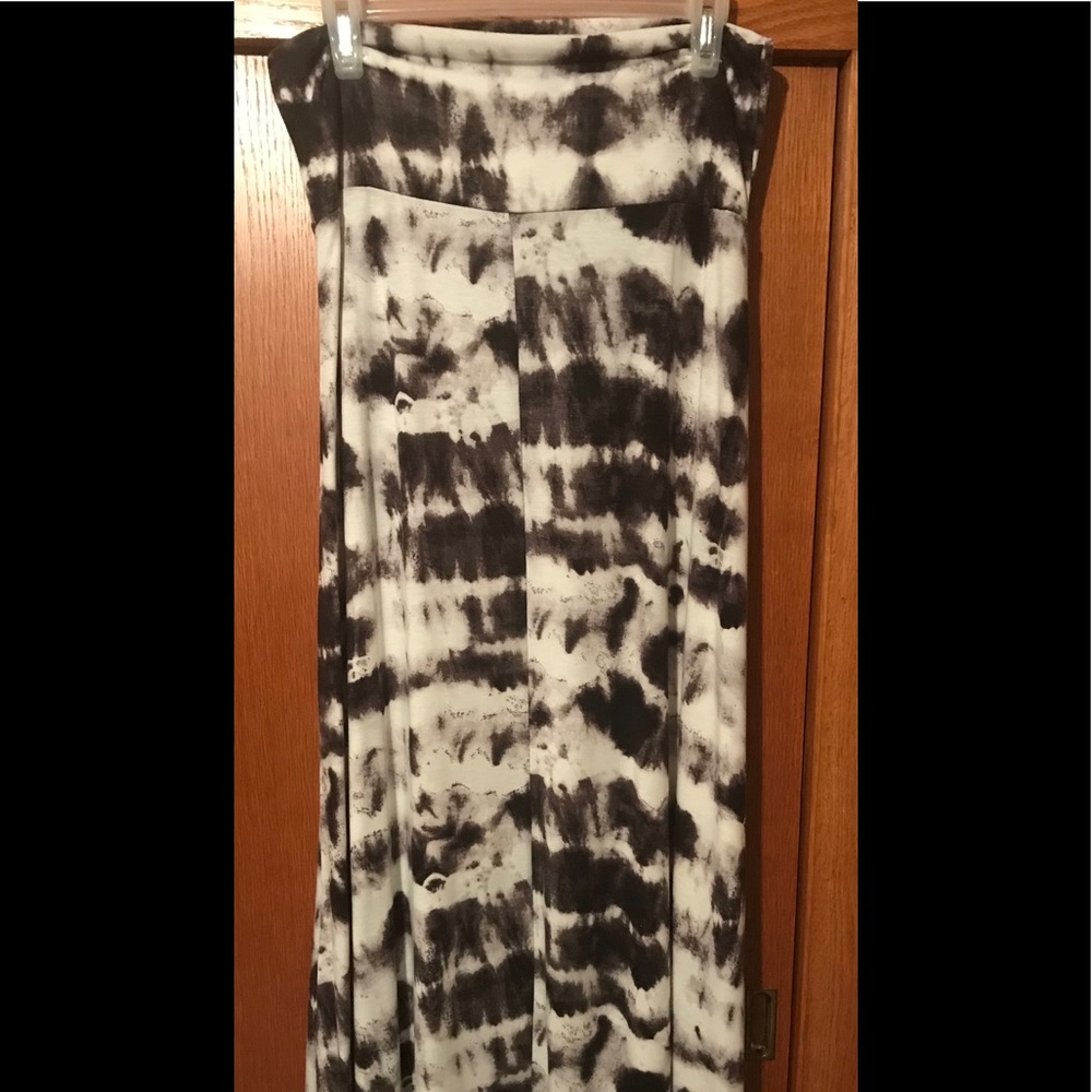 Gray/black/white skirt